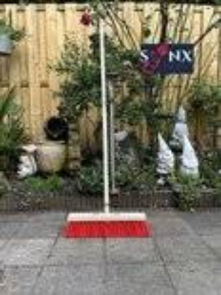 Balai de rue Synx Tools en nylon rouge 50 cm - Avec manche de 160 cm