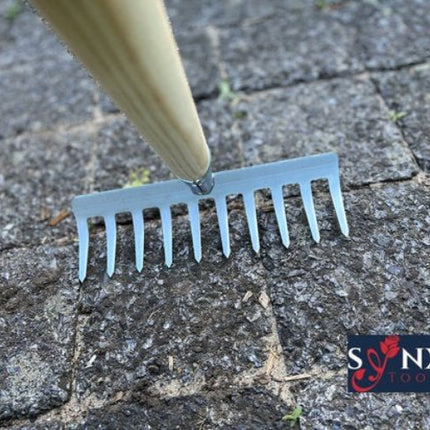Tuinhark met steel op stenen pad