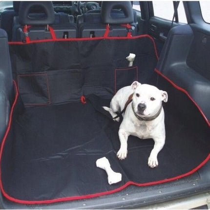 Zwarte en rode hondenmat beschermhoes in auto met hond