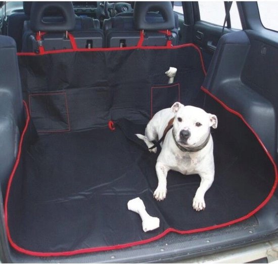 Zwarte en rode hondenmat beschermhoes in auto met hond