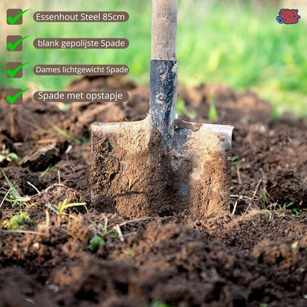 Spade met essenhout steel in aarde