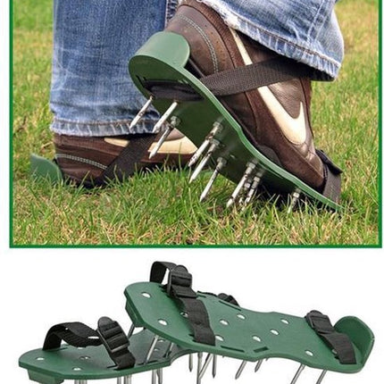 Gazonpriksandalen op gras voor beluchting