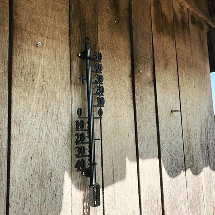 Buitenthermometer op houten wand gemonteerd