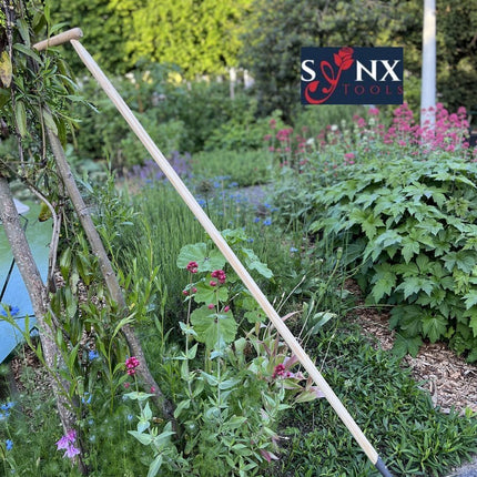 Synx Tools hartschoffel met lange steel in tuin