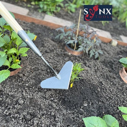 Synx Tools hartschoffel in gebruik in tuin